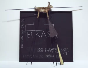 Joseph Beuys: Sinfonía siberiana, primer movimiento (1963). MoMA, NY, EE.UU. Escultura (183 x 230 x 50 cm.) Panel con dibujo de tiza, fieltro, grasa, liebre disecada y palos. pintados.
