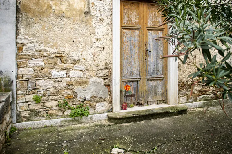 En el umbral de la casa