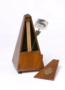 Man Ray. `Objet indéstructible´. Escultura (Metrónomo y fotografía)